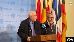 Riyad Mansur, embajador de la Autoridad Palestina, ante la ONU, anuncia visita del mandatario Mahmud Abbas a ese organismo mundial ante el reciente anuncio de un acuerdo de paz con Israel. Foto: Celia Mendoza/VOA.