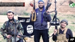 Surriye'de hükümet kuvvetlerine karşı savaşan el-Kaide bağlantılı İslamcı militanlar