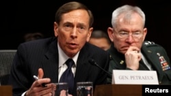 David Petraeus, mantan direktur CIA, mengaku bersalah membocorkan informasi rahasia kepada kekasih gelapnya (foto: dok). 