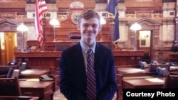 Tyler Ruzich, de 17 años, es uno de los seis adolescentes que se postulan para gobernador en Kansas.