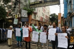 지난 2일 인도 동북부 아삼주의 아삼 하우스 앞에서 활동가들이 '국가시민등록부(National Register Citizens, NRC)' 최종안에 반대하는 시위를 하고 있다.