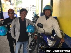 Hasan (kanan) bersama dua pengendara Ojera tengah mangkal di pangkalan ojek Desa Cibiru Wetan, Kabupaten Bandung, Jawa Barat, Kamis (225/10/2018) pagi. (Foto: VOA/Rio Tuasikal)