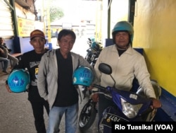 FILE - Hasan (right), along with two Ojera riders, is at the base of the motorcycle taxi in Cibiru Wetan village, Bandung regency, West Java, Oct. 25, 2018. (Photo: VOA / Rio Tuasikal)