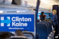 希拉里·克林顿在竞选专机上和她的高级助理阿伯丁交谈（2016年10月28日）