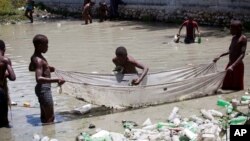 El objetivo es el desarrollo sostenible. Pedirle a la comunidad internacional que garantice el acceso a los servicios sanitarios para 2030. Ejemplo estos jóvenes buscan peces en una cuenca de aguas contaminadas en Delmas, un barrio de Puerto Príncipe, Haití.