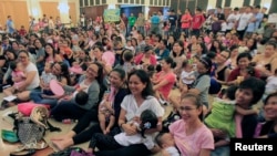 FILE - Some 170 mothers breastfeed their children during a mass breastfeeding event inside a military headquarters in Taguig City, metro Manila, August 2, 2014. 
