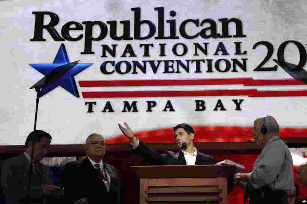 29일 미 공화당 전당대회가 열린 플로리다주 탬파에서 폴 라이언 부통령 후보가 연설에 앞서 무대를 점검하고 있다.