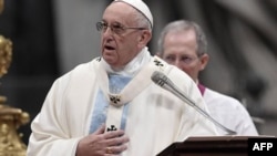 "Con estos sentimientos, le pido al Señor que les conceda a usted y a su familia y a todo el amado pueblo estadounidense sus bendiciones de paz, concordia y toda la prosperidad material y espiritual", concluyó el papa Francisco.