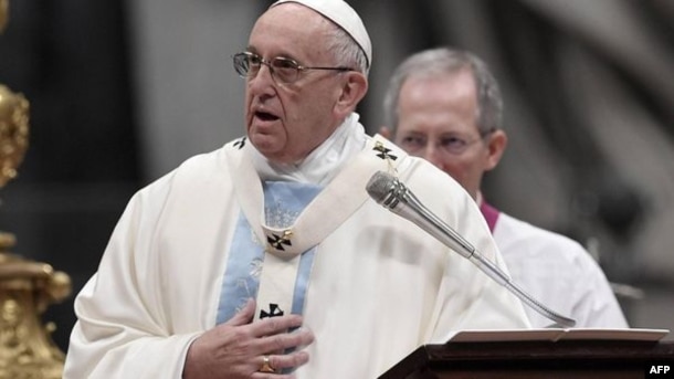 "Con estos sentimientos, le pido al Señor que les conceda a usted y a su familia y a todo el amado pueblo estadounidense sus bendiciones de paz, concordia y toda la prosperidad material y espiritual", concluyó el papa Francisco.