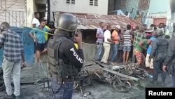 Un grupo de personas observan en el sitio de la explosión de un camión cisterna en Cabo Haitiano, Haití, el 14 de diciembre de 2021. Imagen tomada de un reportaje de TV de Reuters.