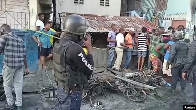 Un grupo de personas observan en el sitio de la explosión de un camión cisterna en Cabo Haitiano, Haití, el 14 de diciembre de 2021. Imagen tomada de un reportaje de TV de Reuters.
