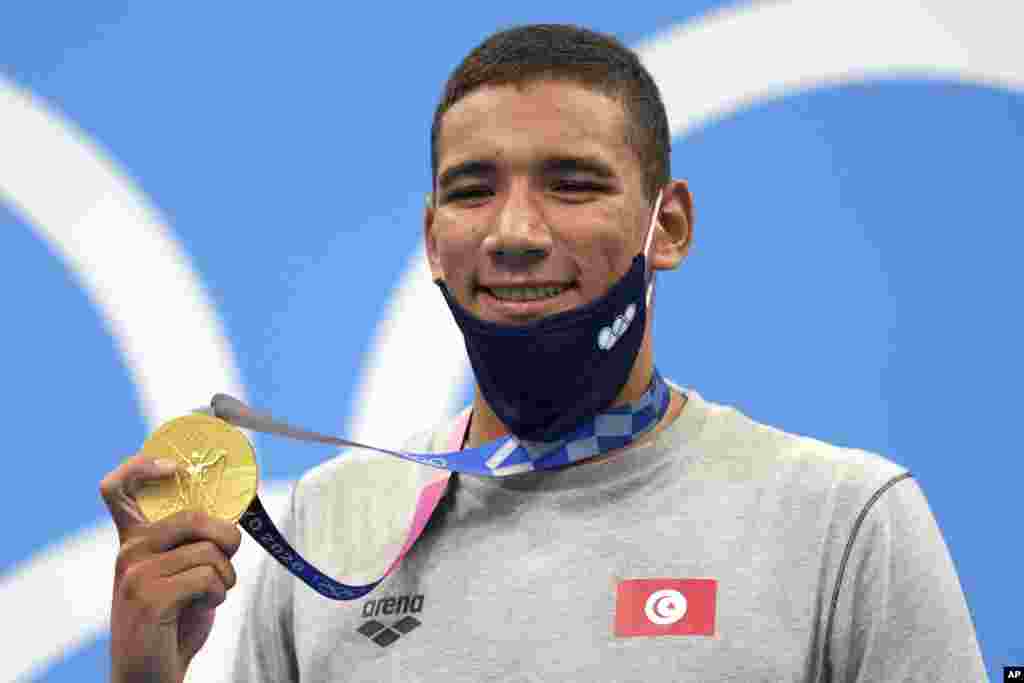 med Hafnaoui, of Tunisia, poses with his gold medal after winning final of the men&#39;s 400-meter freestyle at the 2020 Summer Olympics, Sunday, July 25, 2021, in Tokyo, Japan. (AP Photo/Matthias Schrader)