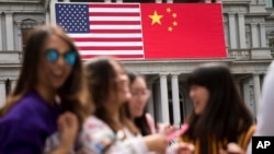 지난달 24일 미국 워싱턴의 백악관 '올드오피스빌딩' 측면에 중국과 미국 국기가 나란히 걸려있다.