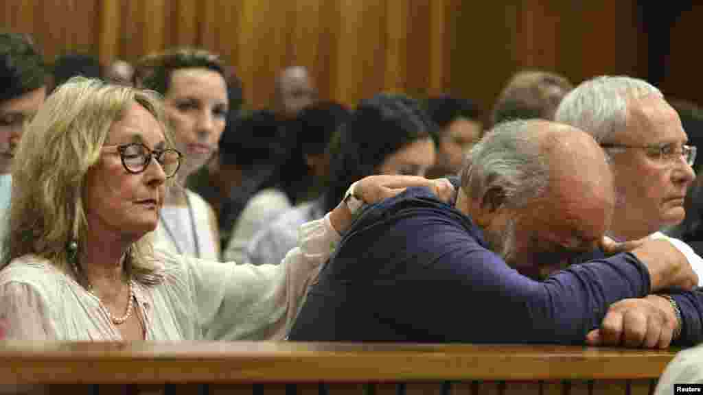 Barry Steenkamp, père de Reeva Steenkamp, est consolé par son épouse Juin Steenkamp lors de l&#39;audience de détermination de la peine de la star olympique de l&#39;athlétisme et paralympique, Oscar Pistorius, à la Haute Cour du Nord Gauteng à Pretoria, le 15 octobre 2014. 