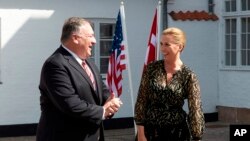  Sekretè Dete Mike Pompeo nan moman Premye Minis Dannmak la, Mette Frederiksen, t ap swete l byenveni nan Palè Marienborg la nan Kopennhag, mèkredi 22 jiyè 2020 an. (Foto: Thibault Savary / Pool via AP).