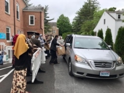 Muslim Indonesia mengadakan acara "Lebaran Drive Thru" di Masjid Indonesia di pinggiran Washington DC, Minggu 24/5 (courtesy: Karlina/Andang Purnama).
