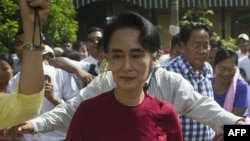 Pemimpin oposisi Myanmar dan ketua Partai Liga Nasional untuk Demokrasi (NLD) Aung San Suu Kyi mengunjungi sebuah TPS di Kawhmu, Yangon (8/11). (AFP/Ye Aung Thu)