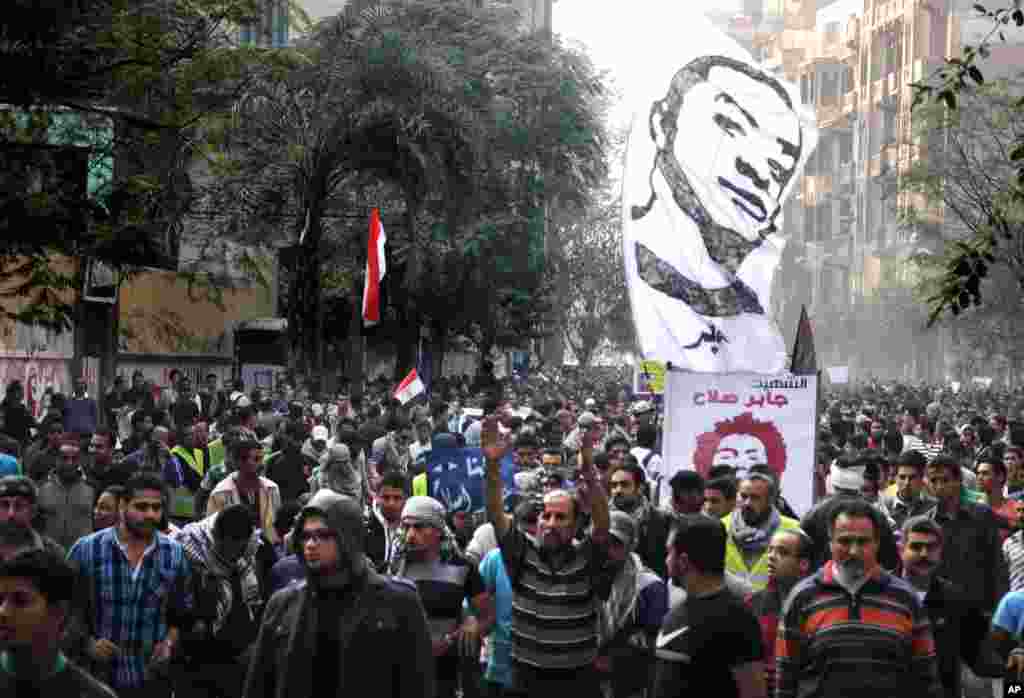 Warga Mesir menghadiri pemakaman aktivis pemuda Gaber Salah, atau Gika, di Masjid Omar Makram, Kairo (26/11).
