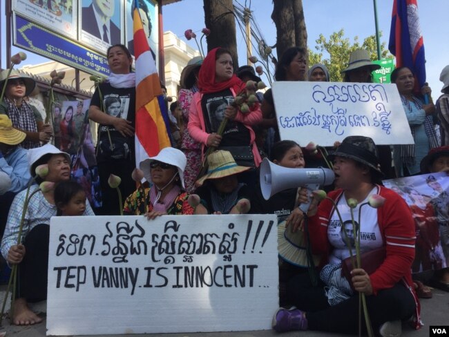 រូបឯកសារ៖ ក្រុមសកម្មជនដីធ្លី និងពលរដ្ឋមកពីតំបន់បឹងកក់ប្រមាណជាង៤០នាក់ ប្រមូលផ្តុំគ្នានៅមុខសាលាឧទ្ធរណ៍កាលពីថ្ងៃទី៨ ខែសីហា ឆ្នាំ២០១៧ ទាមទារឲ្យតុលាការដោះលែងអ្នកស្រី ទេព វន្នី។ (ហ៊ុល រស្មី/VOA)