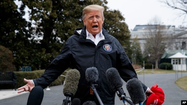 美国总统特朗普2019年3月8日离开白宫前往阿拉巴马州视察龙卷风灾区前对记者讲话。