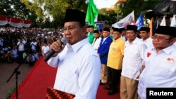 Kandidat presiden Indonesia yang kalah, Prabowo Subianto, bersama ketua-ketua partai yang mengusungnya, dalam sebuah acara. (Foto: Dok)