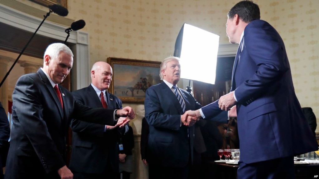 Tổng thống Donald Trump bắt tay Giám đốc FBI James Comey trong buổi tiếp tân dành cho các giới chức thực thi luật pháp nhân dịp nhậm chức tổng thống tại Tòa Bạch Ốc ngày 22/1/2017.