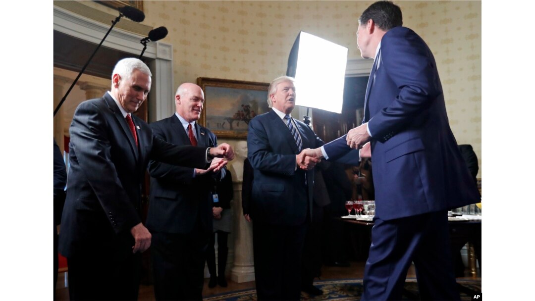 Predsednik Tramp rukuje se sa direktorom FBI na prijemu u Beloj kući (arhivski snimak)