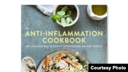 Amanda Haas menulis buku "The Anti-Inflammatory Cookbook" berkat saran dokternya, yang mengatakan penyakitnya berasal dari peradangan di tubuhnya. (Kredit: Erin Kunkel) 