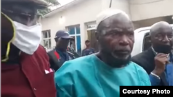 Zacharie Badiengila alias Ne Muanda Nsemi na bokomi na ye na Commissariat ya police na Kinshasa, 24 avril 2020. (Capture d'écran)