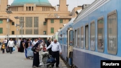Passengers board train heading to Basra at rail station, Baghdad, May 6, 2013.