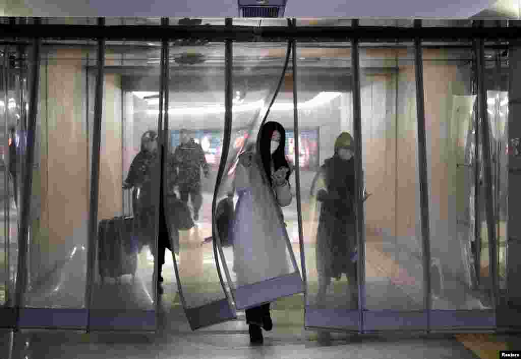 Çin - Pekinlilər virusdan qorunmaq üçün maskalarda istifadə edir 