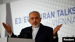 Menlu Iran Javad Zarif berbicara kepada wartasan di Wina ketika negaranya dan 6 negara lainnya gagal mencapai kesepakatan masalah konflik nuklir Iran, 24/11/ 2014. 
