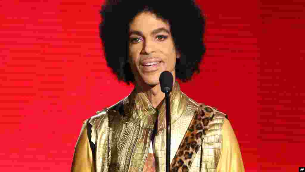 Prince remet le prix du meilleur l&#39;album Soul / R &amp; B lors des American Music Awards, Los Angeles, 22 novembre 2015.