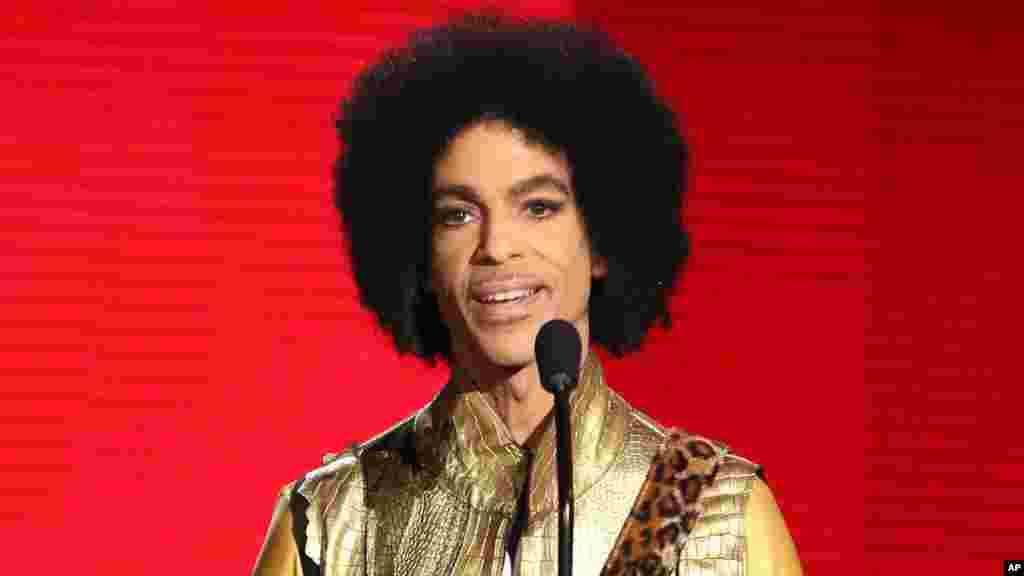 Prince présente le prix du meilleur l'album - soul / R & B lors d’American Music Awards à Los Angeles, 22 novembre 2015. (Photo par Matt Sayles / Invision / AP, File)