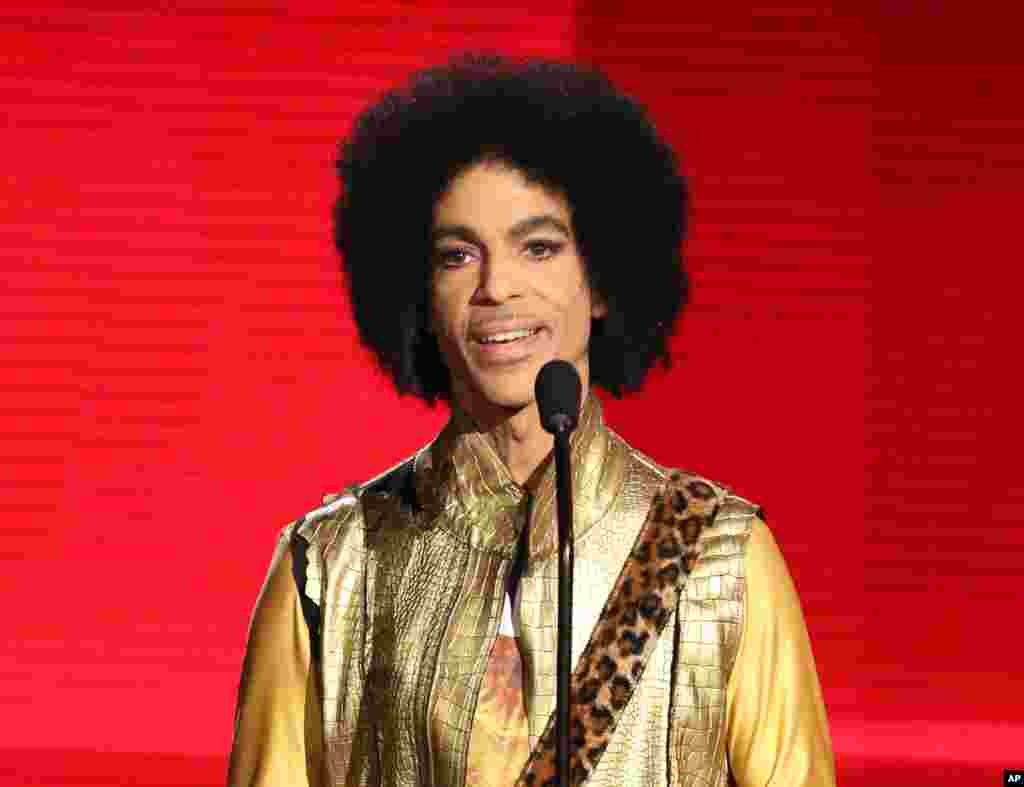 Prince predstavlja nagrađeni soul album na American Music Awards, u Los Angelesu, 22. novembra 2015.