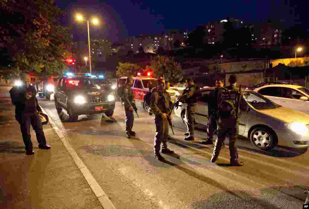 Des éléments des force de sécurité israéliennes cherchant à Jérusalem une roquette été tirée de la Bande Gaza par des militants du Hamas
