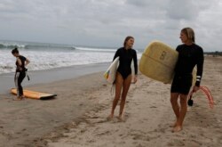 Beberapa turis berlibur di Pantai Kuta, di tengah pandemi Covid-19 di Bali (foto: ilustrasi). Sektor pariwisata Indonesia diprediksi akan kembali pulih tahun depan.