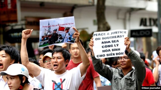 Người Việt xuống đường biểu tình chống việc Trung Quốc đưa giàn khoan vào vùng đặc quyền kinh tế của Việt Nam, ngày 11/5/2014.