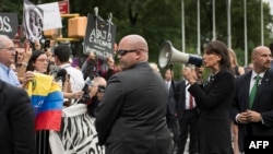 L'ambassadrice des États-Unis aux Nations Unies, Nikki Haley, s'adresse aux manifestants vénézuéliens lors d'une manifestation contre le président Nicolas Maduro devant le siège des Nations Unies à New York le 27 septembre 2018. 