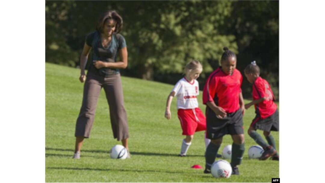 Oq Uy hovlisida futbol, Mishel Obama ishtirokida