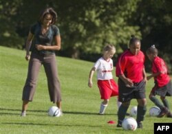 Oq Uy hovlisida futbol, Mishel Obama ishtirokida