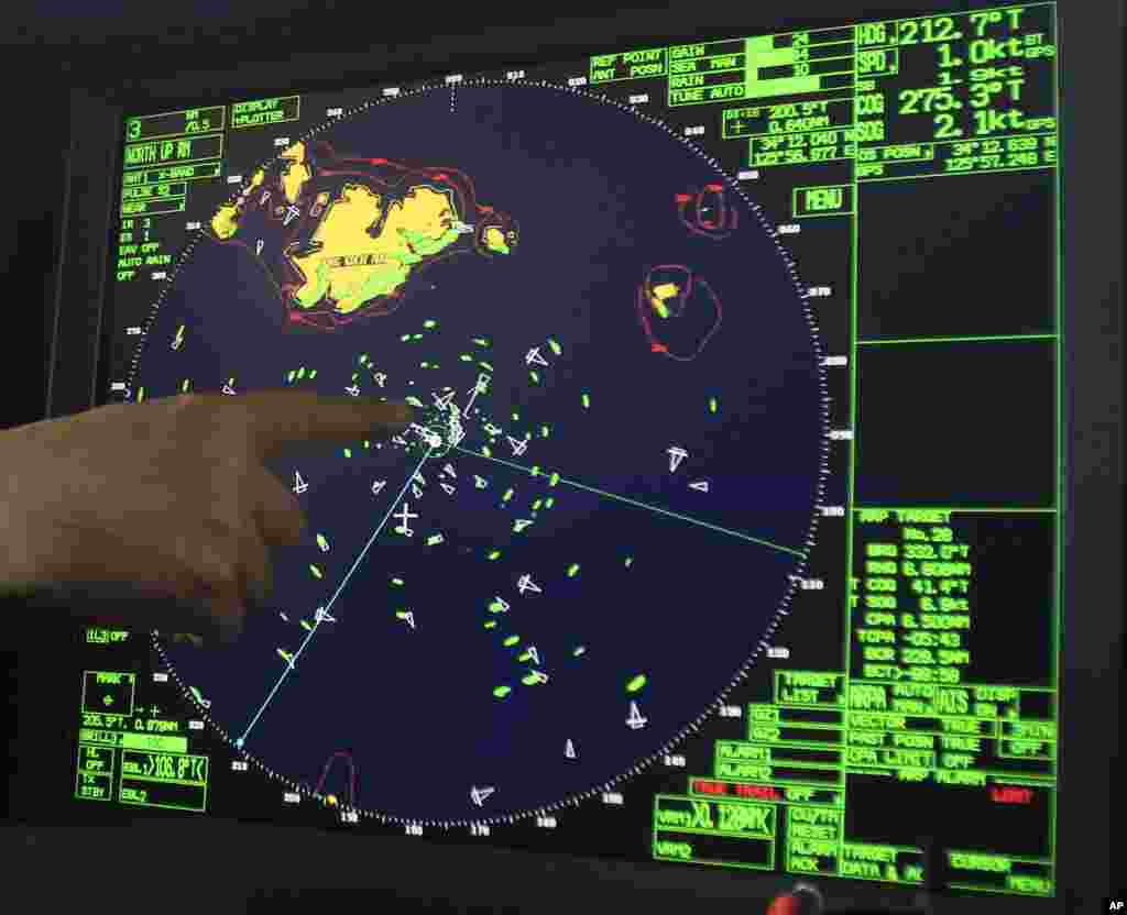 An official on a Coast Guard ship points at a radar display of the area where the ferry sank off the southern coast near Jindo, South Korea, April 17, 2014.&nbsp;