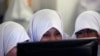 Para siswa menghadiri kelas komputer pada bulan Ramadan di Pesantren Al-Mukmin di Solo, pada 2 Agustus 2011. (Foto: Reuters/Beawiharta)