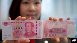 2015年11月12号中国银行（香港）工作人员展示新版一百元人民币