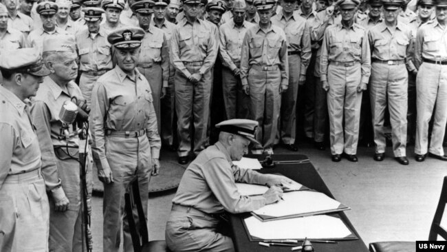 美国海军上将尼米兹1945年9月2日在密苏里号军舰上代表美国签署接受日本投降文件（美国海军照片）