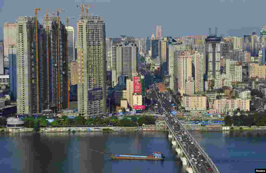 O Mercado imobiliário na China tem uma valorização de 21.6% ao ano. Está em 2º lugar A escalada de preços na China não permite aos agentes reguladores acalmarem essa subida. A demanda mantém-se forte porque é expectável que muitas pessoas abandonem as zonas rurais para as cidades