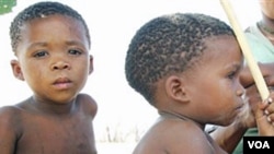 Dua anak dari suku Bushmen di Botswana, Afrika bagian selatan (foto: dok).