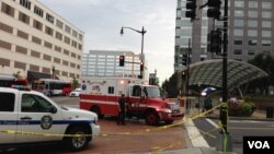 Polisi mengamankan stasiun kereta bawah tanah 'Navy Yard' Washington, DC yang berada di dekat lokasi penembakan (foto: Eva Mazrieva/VOA).