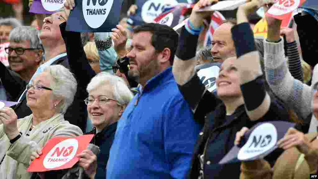 Pendukung persatuan dengan Inggris berkumpul dalam demonstrasi di Edinburgh, Skotlandia (14/9).&nbsp;(AFP/Ben Stansall)