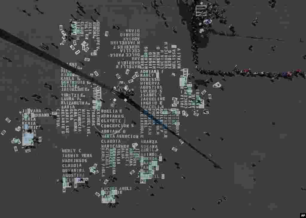 &#39;세계 여성의 날&#39;을 맞아 멕시코시티 조칼로 광장에 여성폭력 희생자 3천여명의 이름을 적고 있다.